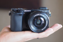 SONY-A6000-FI-HANDLING1.jpg