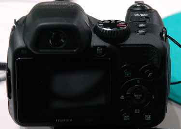 Fujifilm-finepix-s2000hd-back-375.jpg