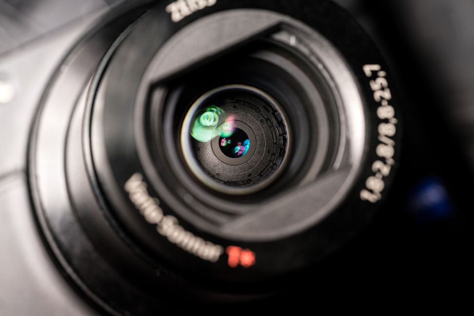 Sony Cyber-Shot RX100 IV Design Lens