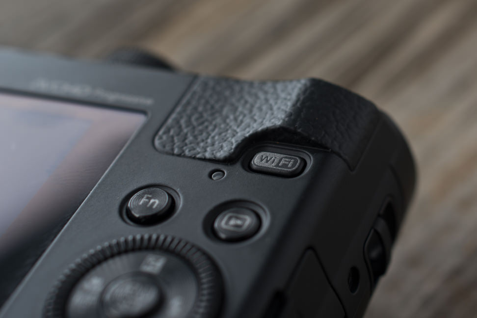 Panasonic-ZS40-review-design-wifi.jpg