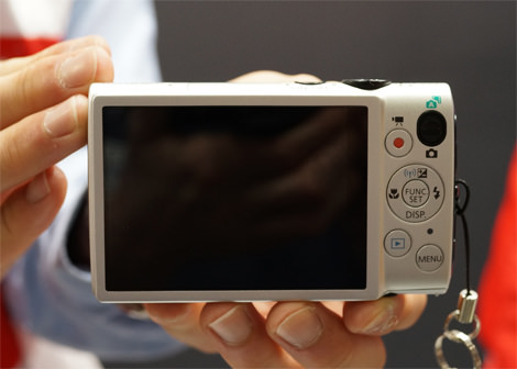 CANON-ELPH-330HS-FI-HANDLING1.jpg