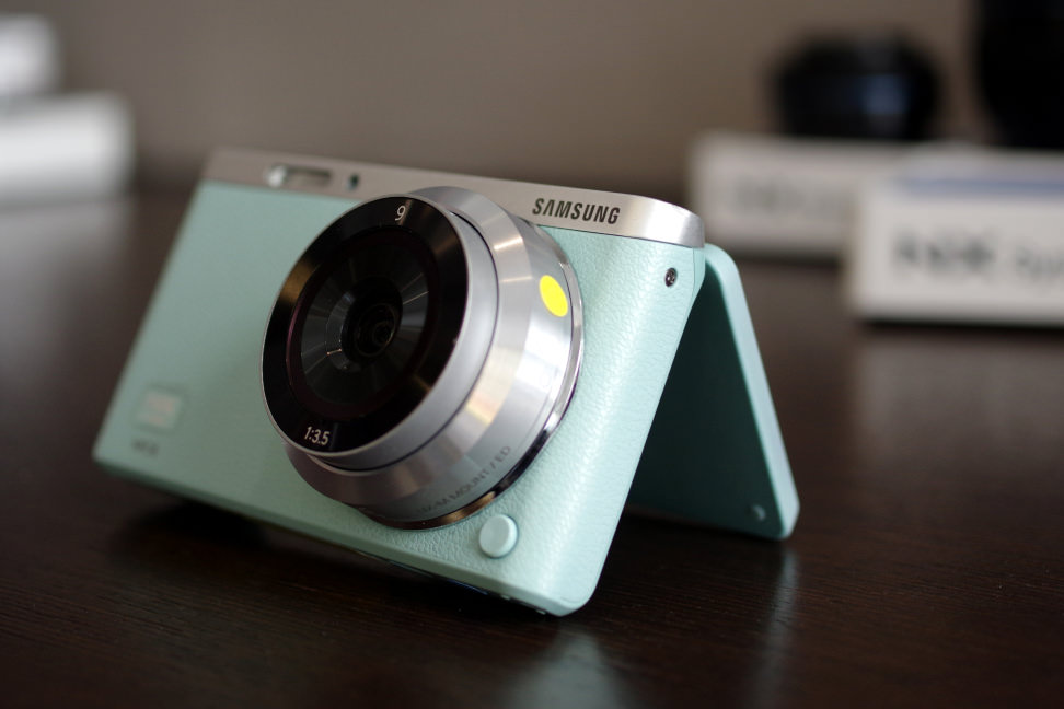 SAMSUNG-NX-MINI-LCD-TILT.jpg