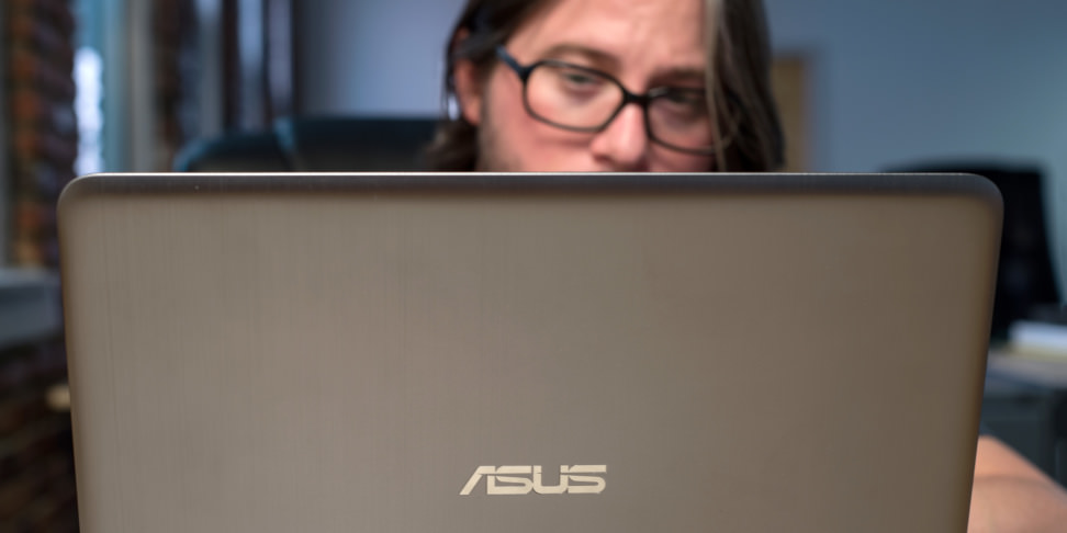 Asus VivoBook E403SA Display