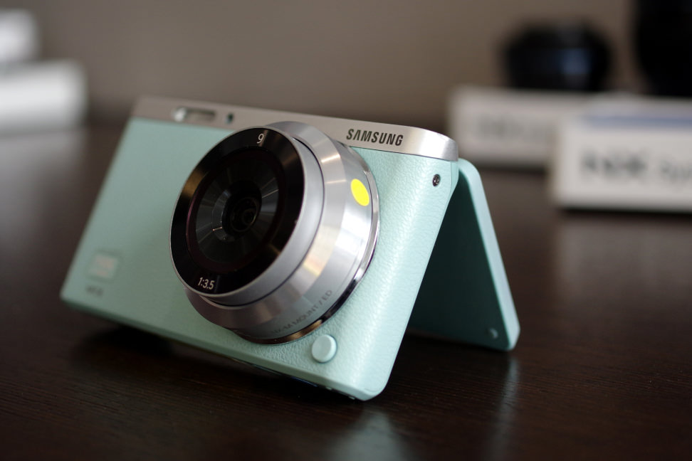 SAMSUNG-NX-MINI-LCD-TILT.jpg