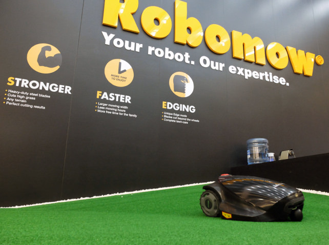 Hottest-Robots-of-IFA-Robowmow.jpg