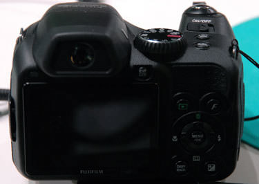 Fujifilm-finepix-s2000hd-back-375.jpg