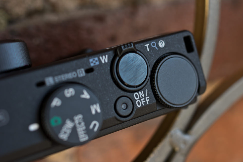 Nikon-coolpix-p340-review-design-shutter.jpg