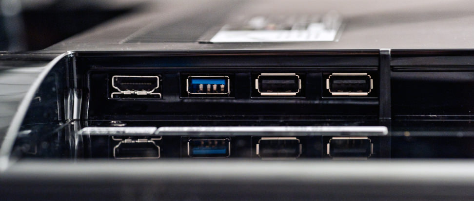 LG-MODEL-review-design-ports-wide.jpg