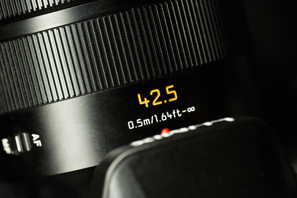 panasonic-42-5-f12-nocticron-review-design-label.jpg