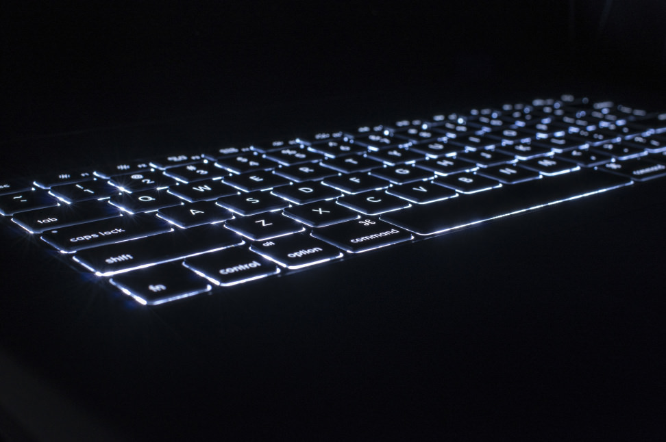 apple-macbook-air-review-design-keyboard-light.jpg