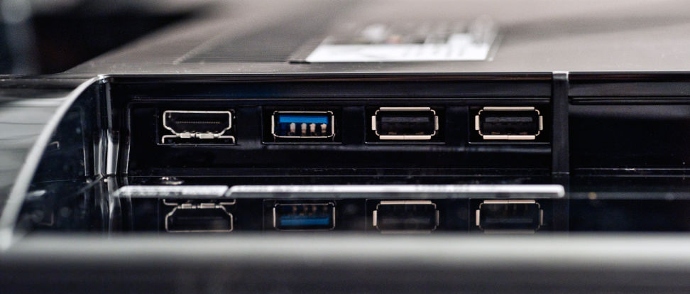 LG-MODEL-review-design-ports-wide.jpg