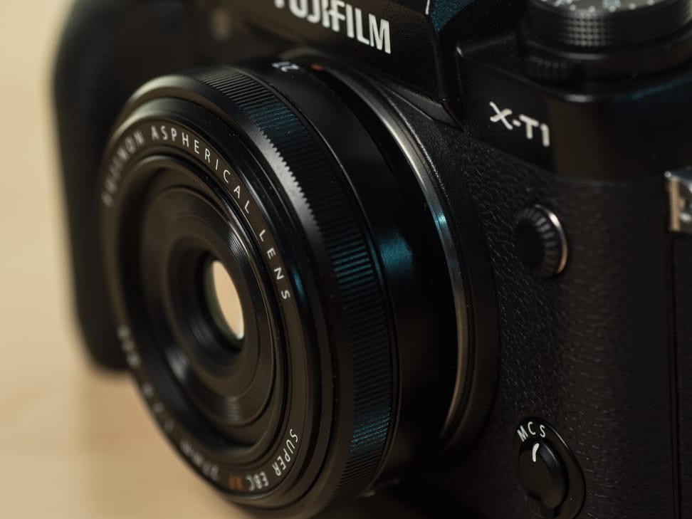 fuji-27mm-f-2p8-review-design-camera-angle.jpg