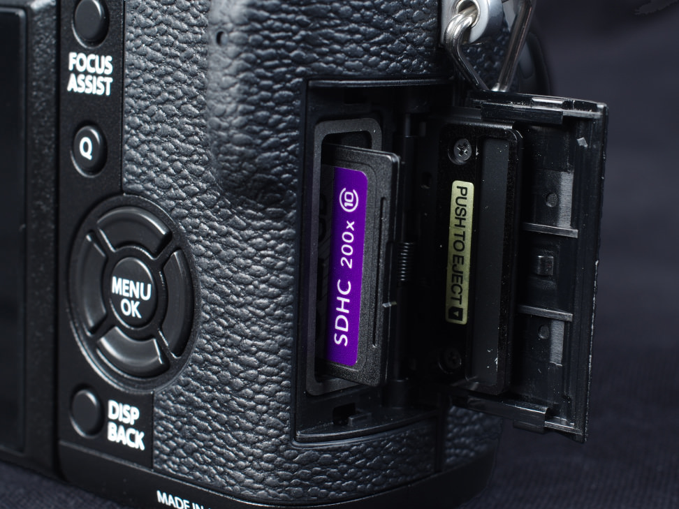 fujifilm-xt1-sdhatch.jpg
