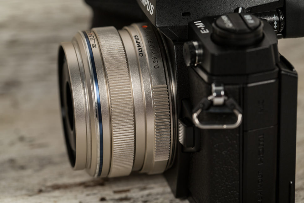 olympus-17mm-review-design-camera-angle.jpg